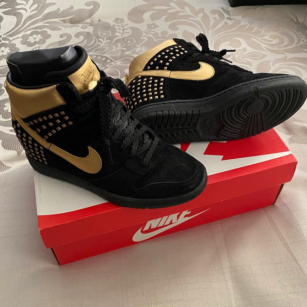 Nike women’s dunk ski hi studs